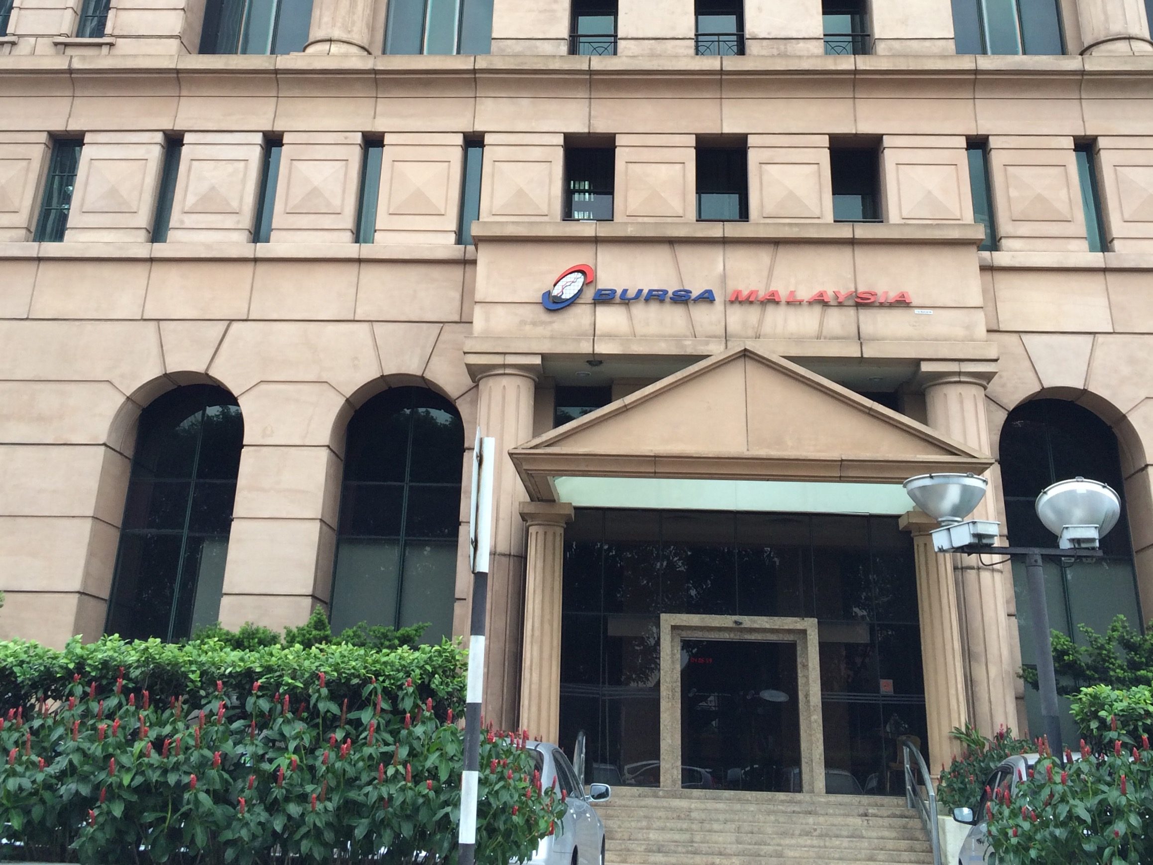 Bursa Malaysia sees slow IPO market in 2015