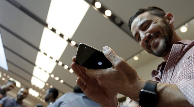 Apple reports record sales of iPhone 6, 6s Plus in first weekend