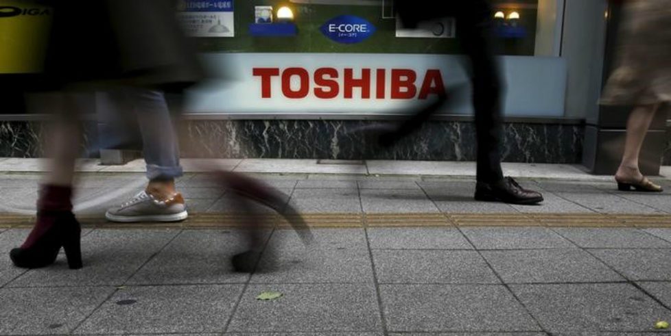 Facing massive writedown, Toshiba to partially sell memory chip business