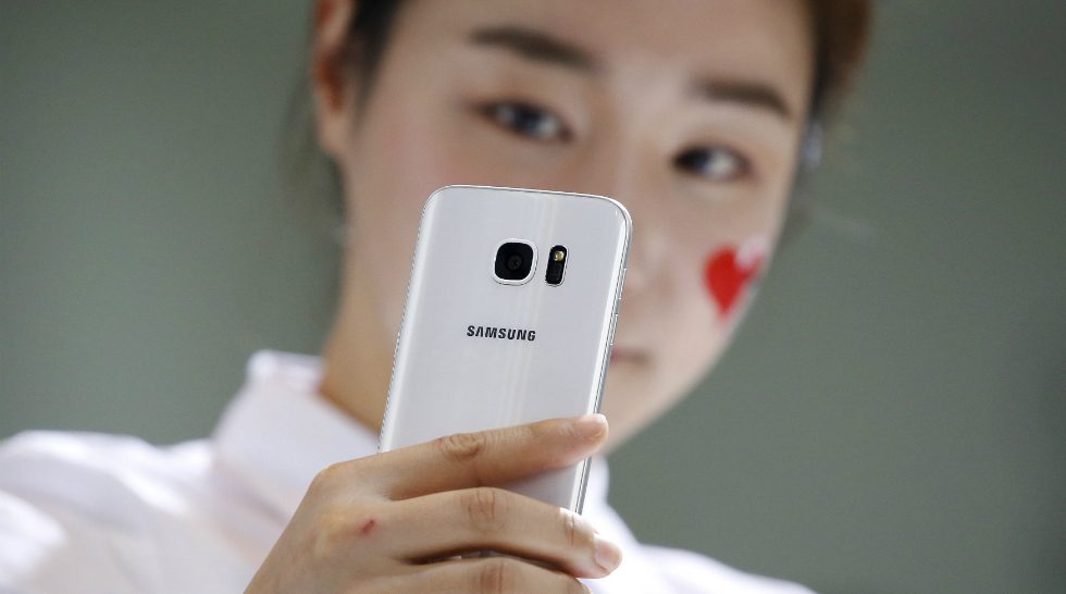 To halt smartphone slide, Samsung rewrites playbook