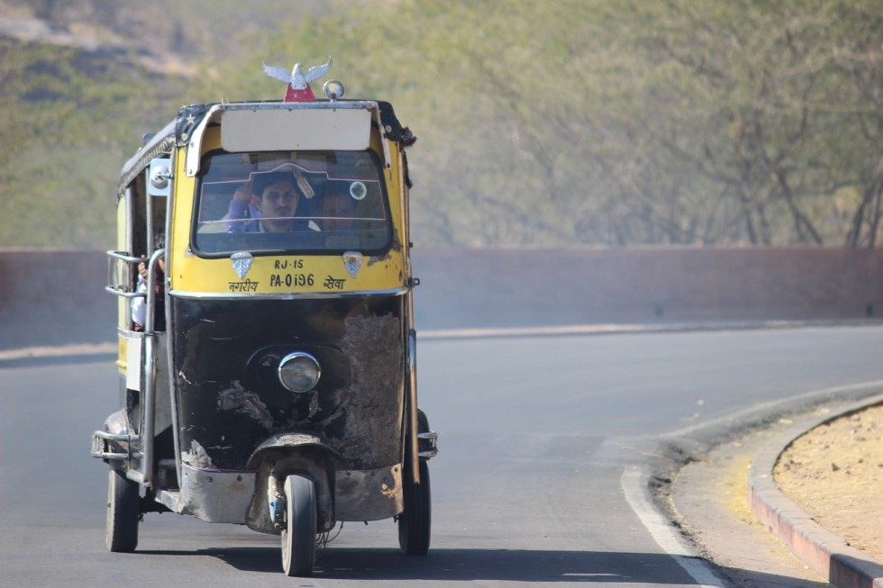 Indian online autorickshaw aggregator Jugnoo launches taxi service