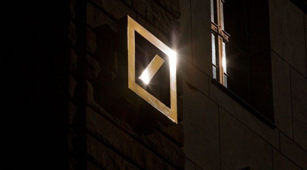 German regulator drops securities inquiry into HNA, Qatar over Deutsche Bank deal