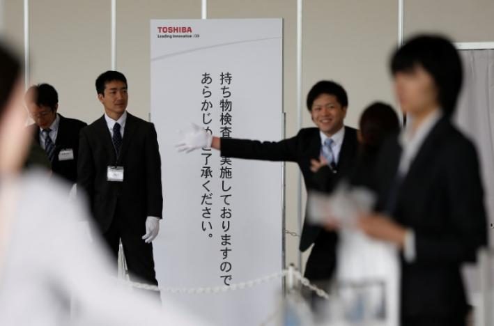 Toshiba misses self-imposed deadline for chip unit sale, sues Western Digital