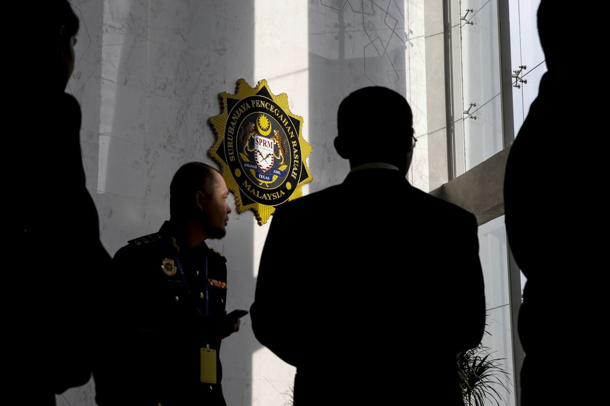 Malaysia issues arrest warrants for ex-1MDB executives
