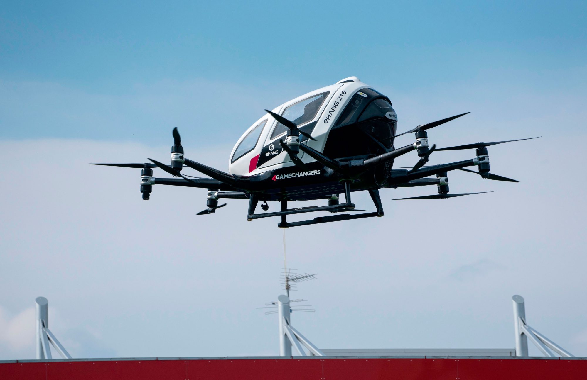 Chinese robo air taxi maker EHang falls in US trading debut