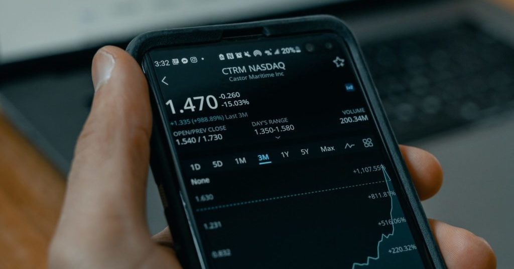 Robinhood takes on Wall Street funds with feature that allows users to buy into IPOs