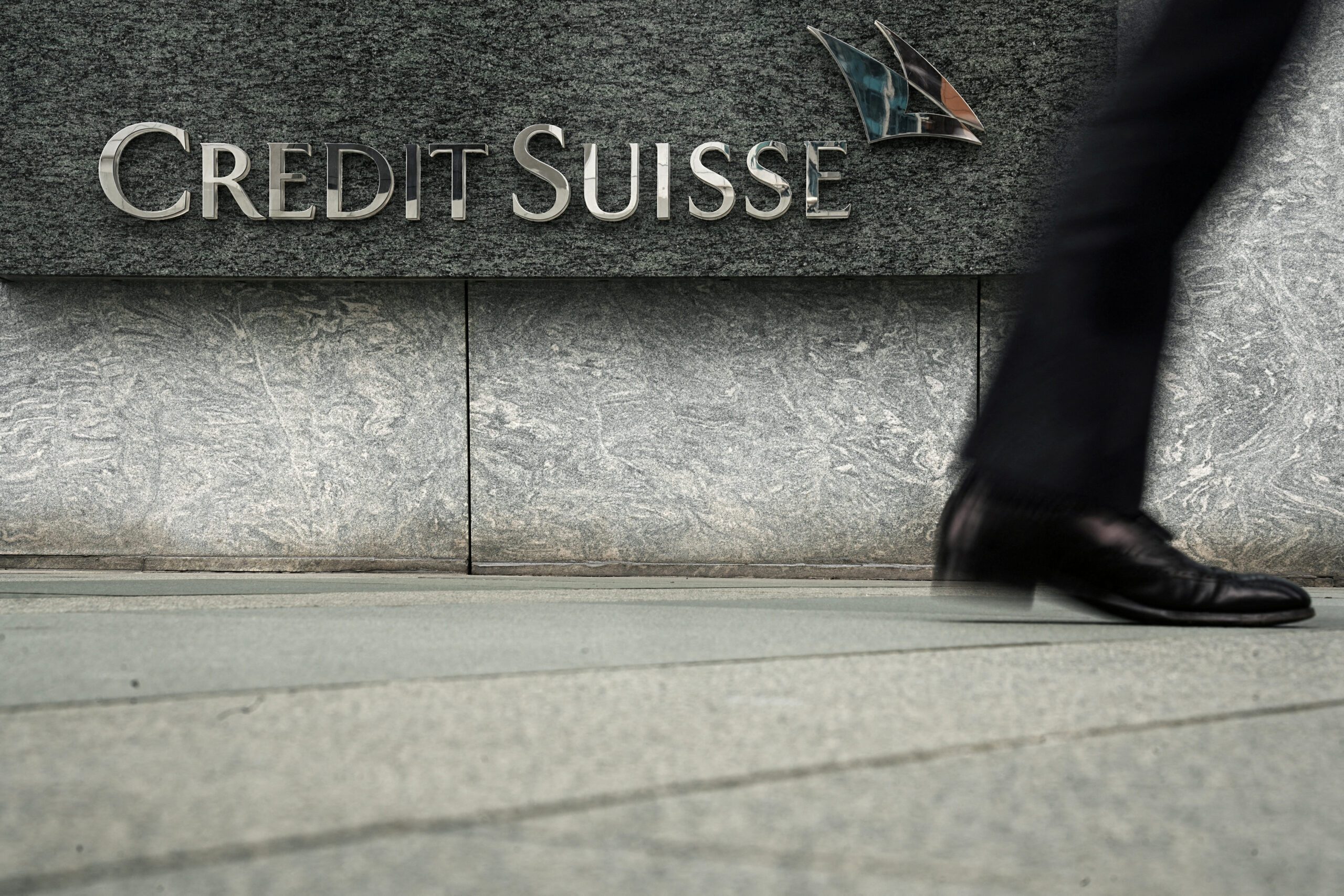 Credit Suisse puts up China brokerage venture for sale