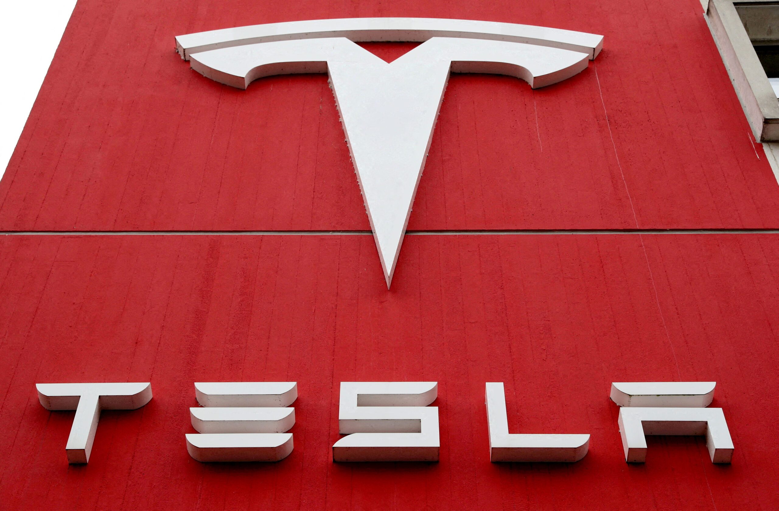 In win for Tesla, India promises to lower import tax for EV makers that invest $500m