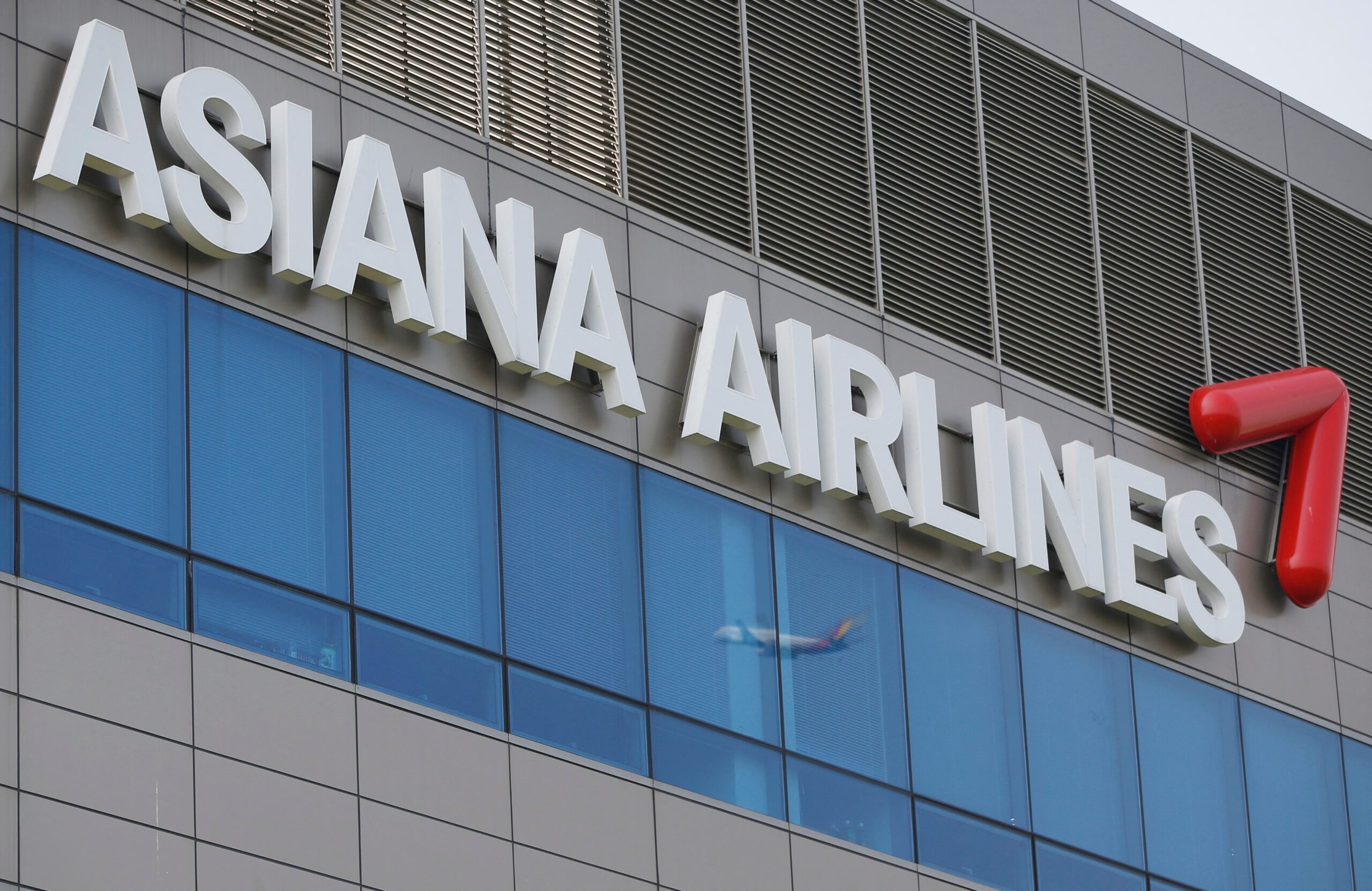 Asiana Airlines board to reconvene board meeting to decide on Korean Air merger