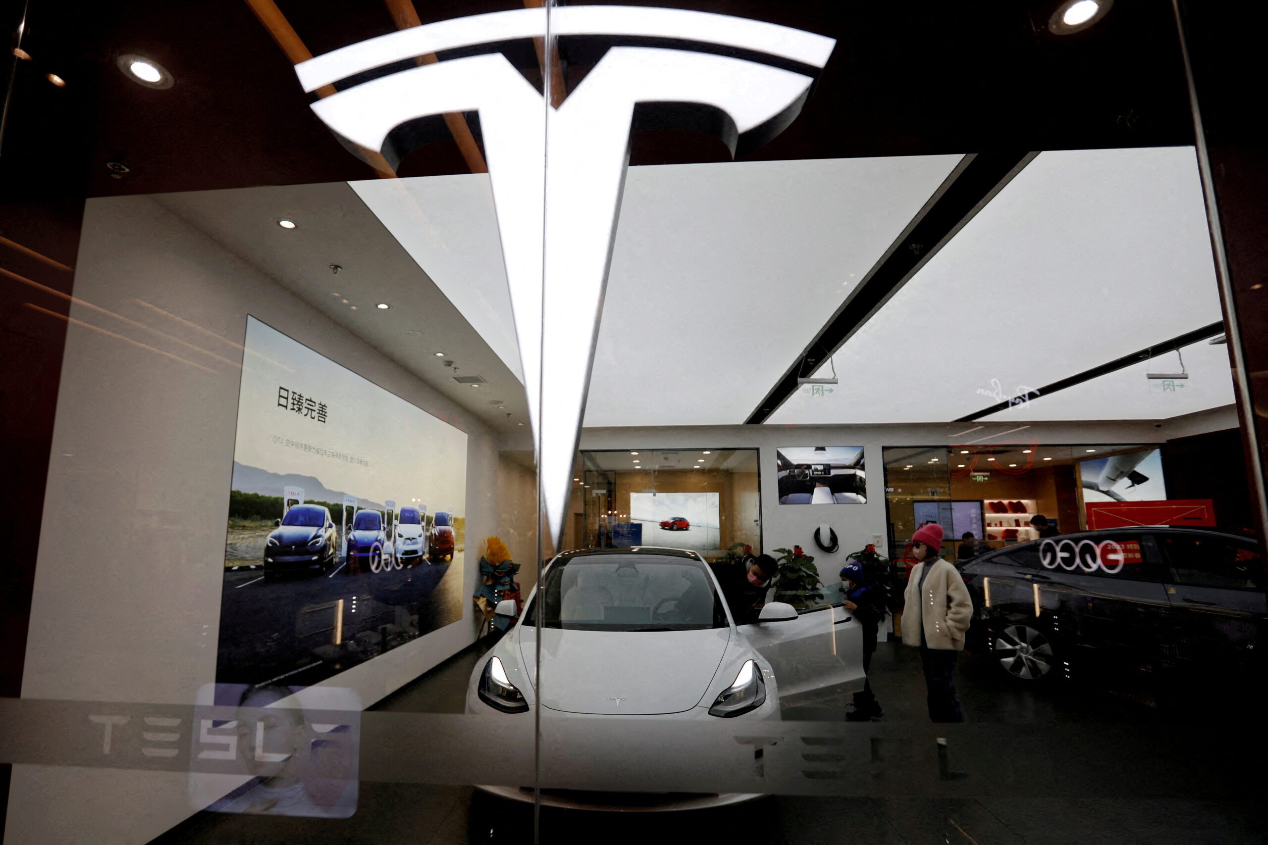 Tesla proposes to launch robotaxis in China
