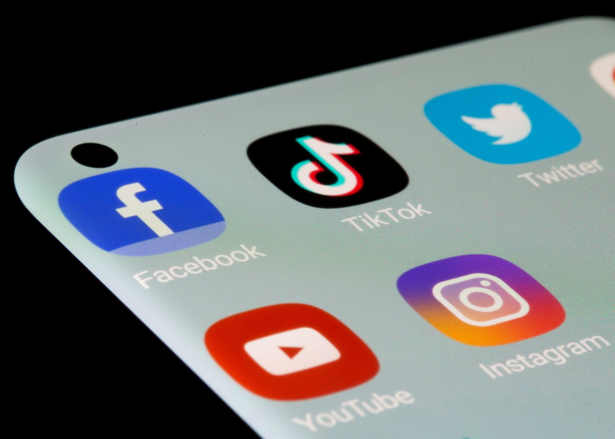 Malaysia to ask big social media platforms to seek regulatory licences