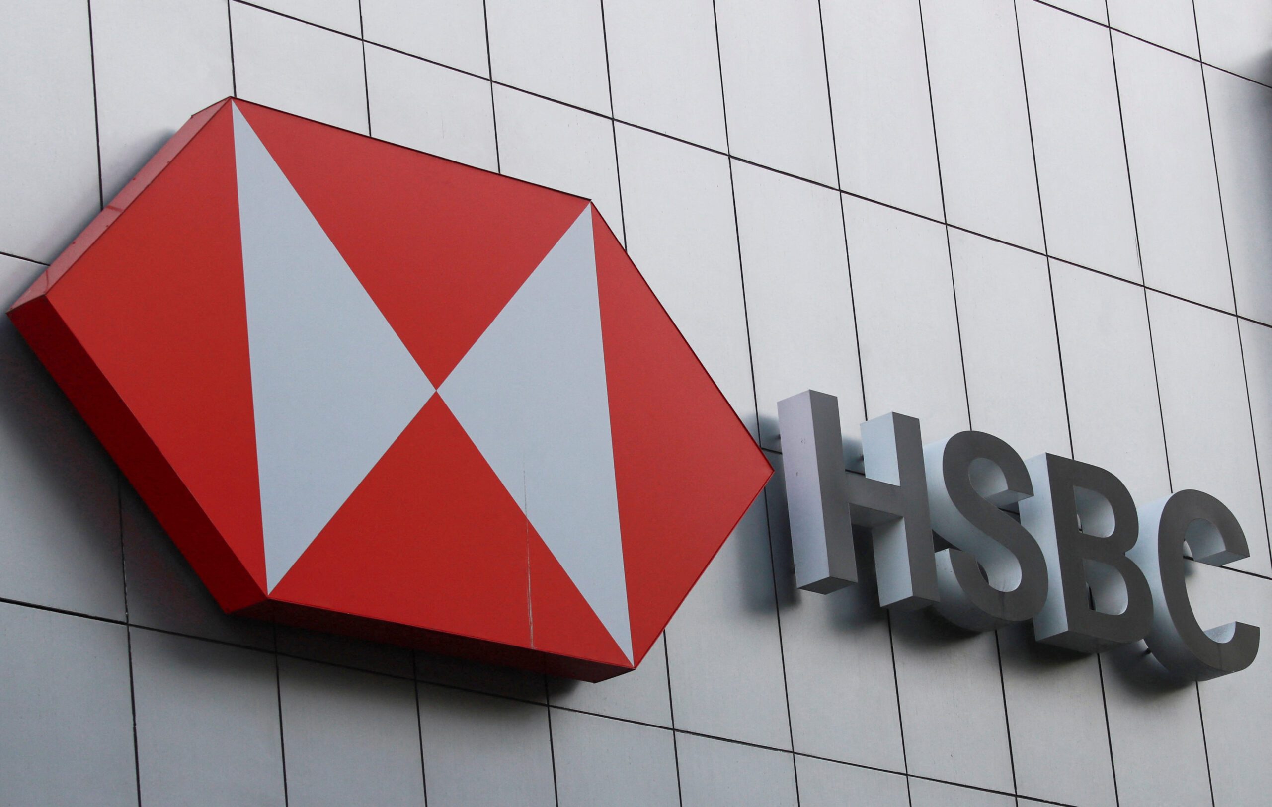 HSBC cutting staff numbers by 900 at China Pinnacle unit