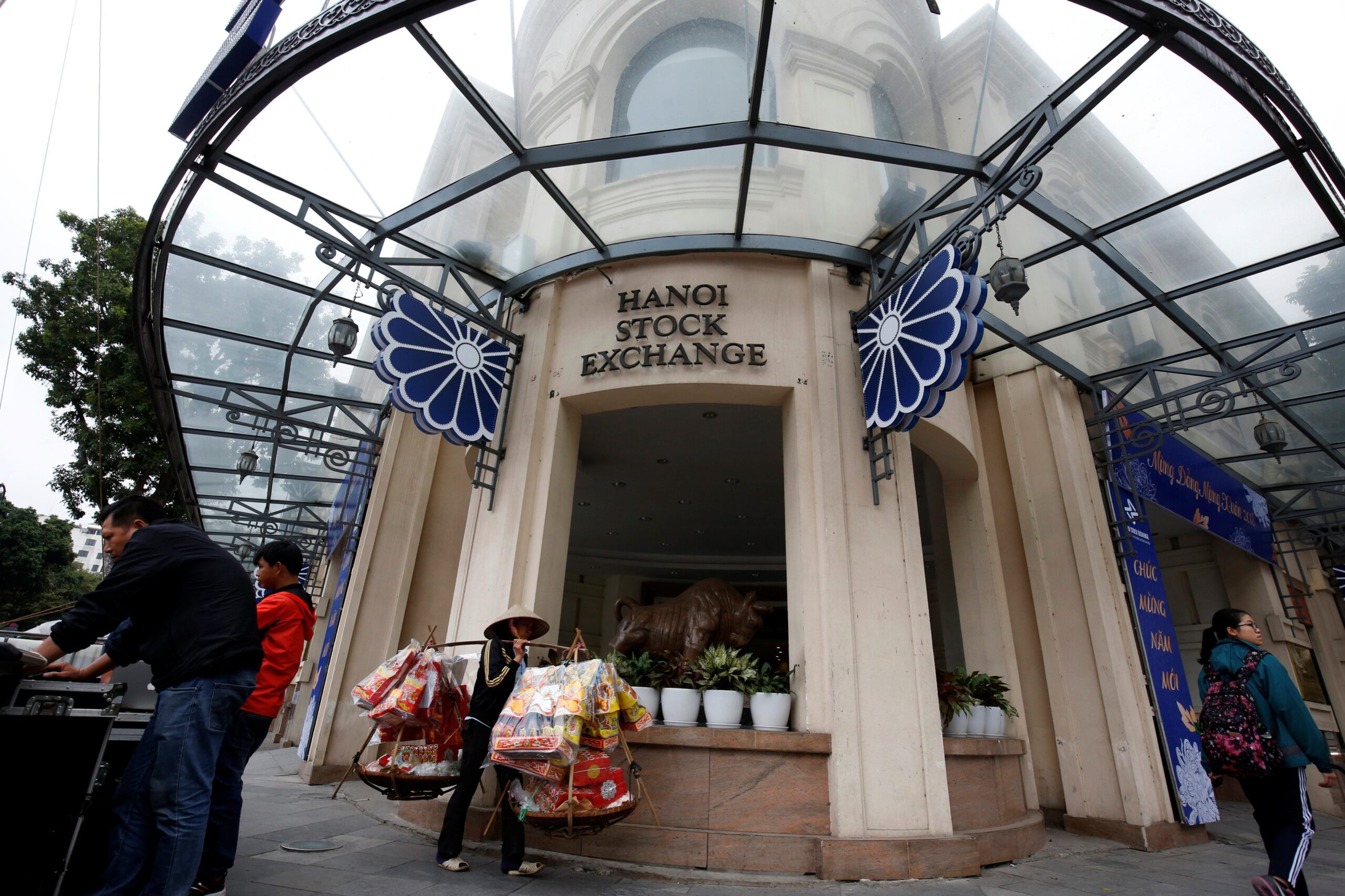 Vietnam removes full pre-funding rule for foreign investors to upgrade bourse