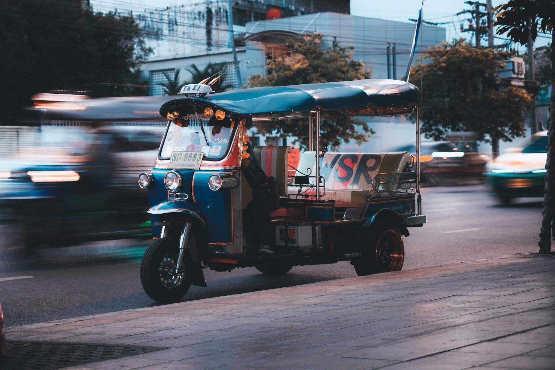 Philippine drivers fight poverty with SoftBank-backed GMS's devices