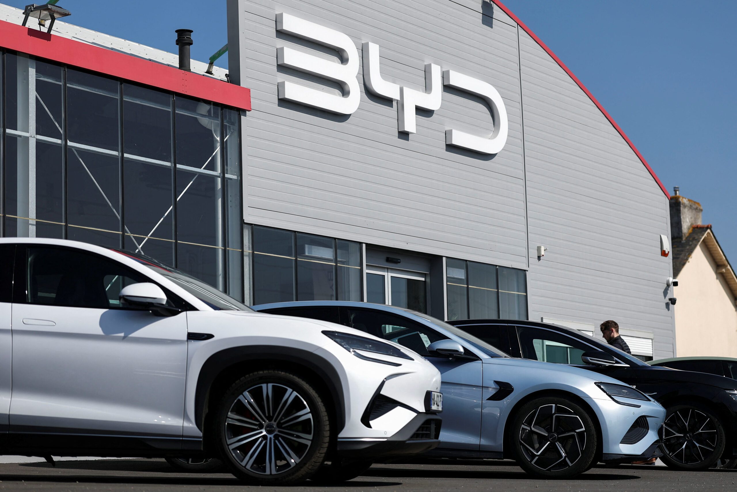 Foreign carmakers tap local expertise to regain China market share