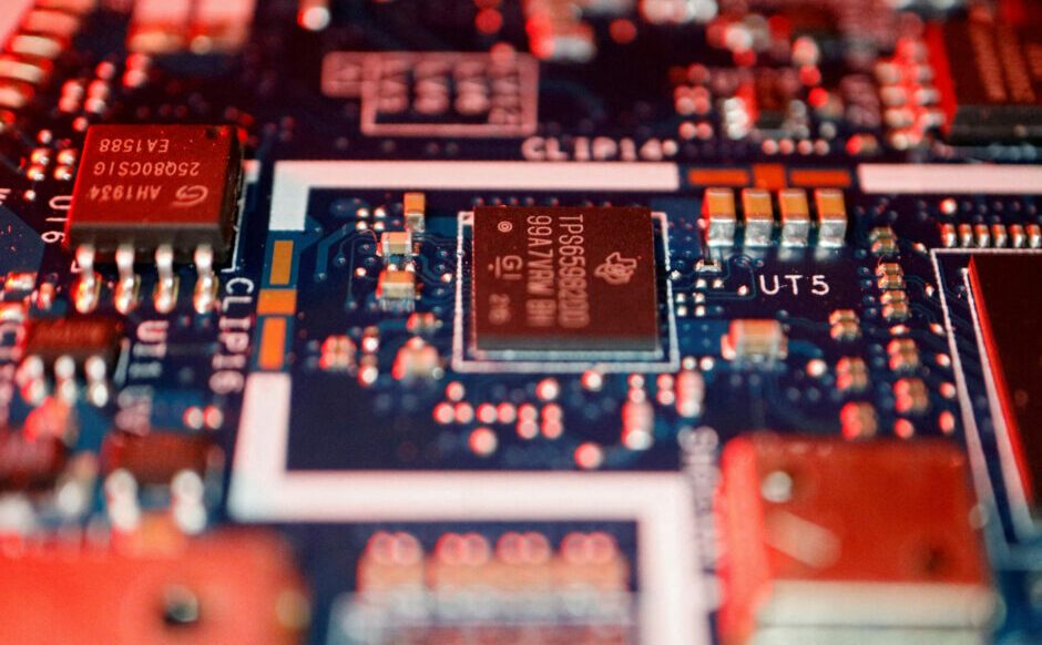 US lifts export restrictions on chip design software to China