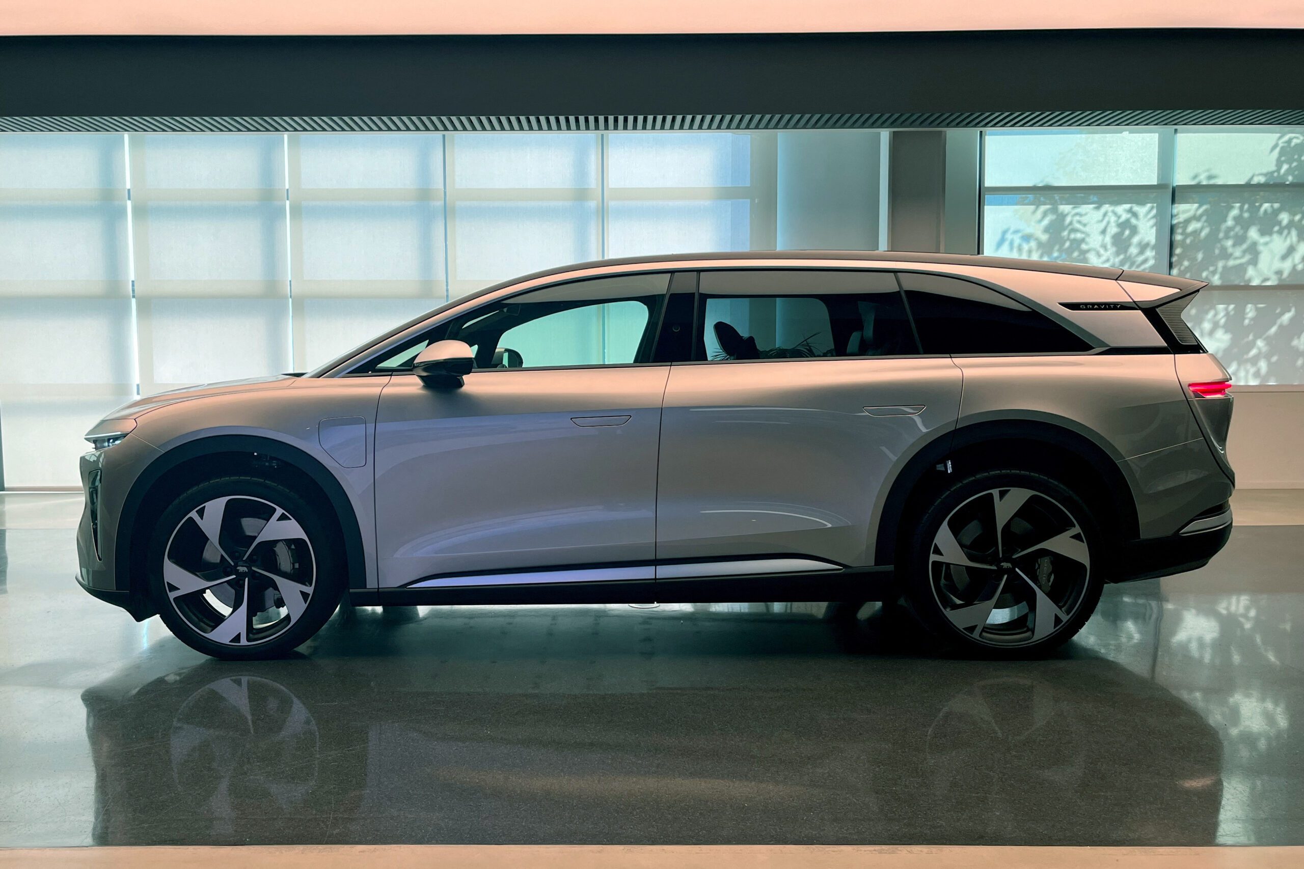 Uber to invest $300m in EV maker Lucid as part of robotaxi deal