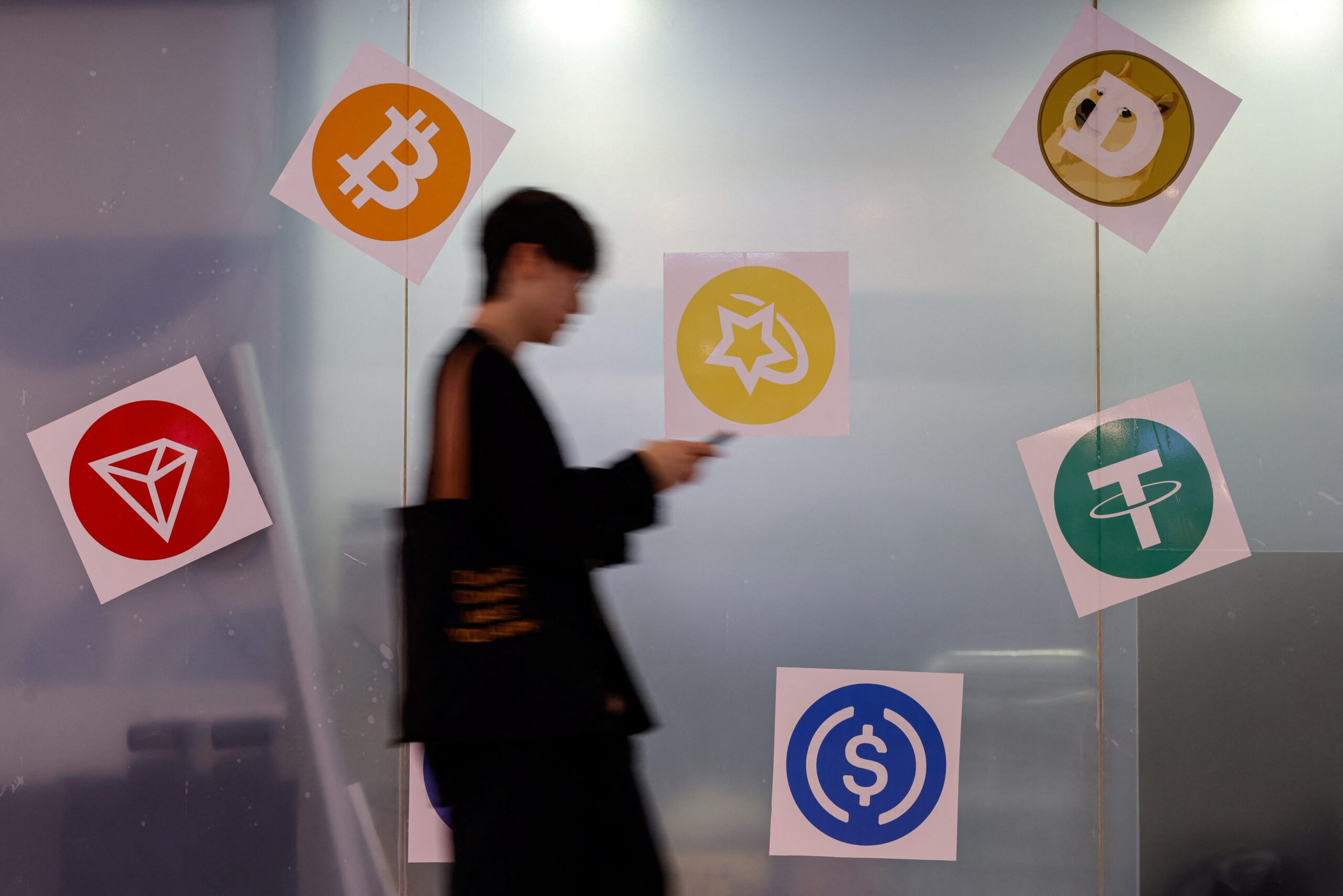 China tells brokers to halt endorsements of stablecoin